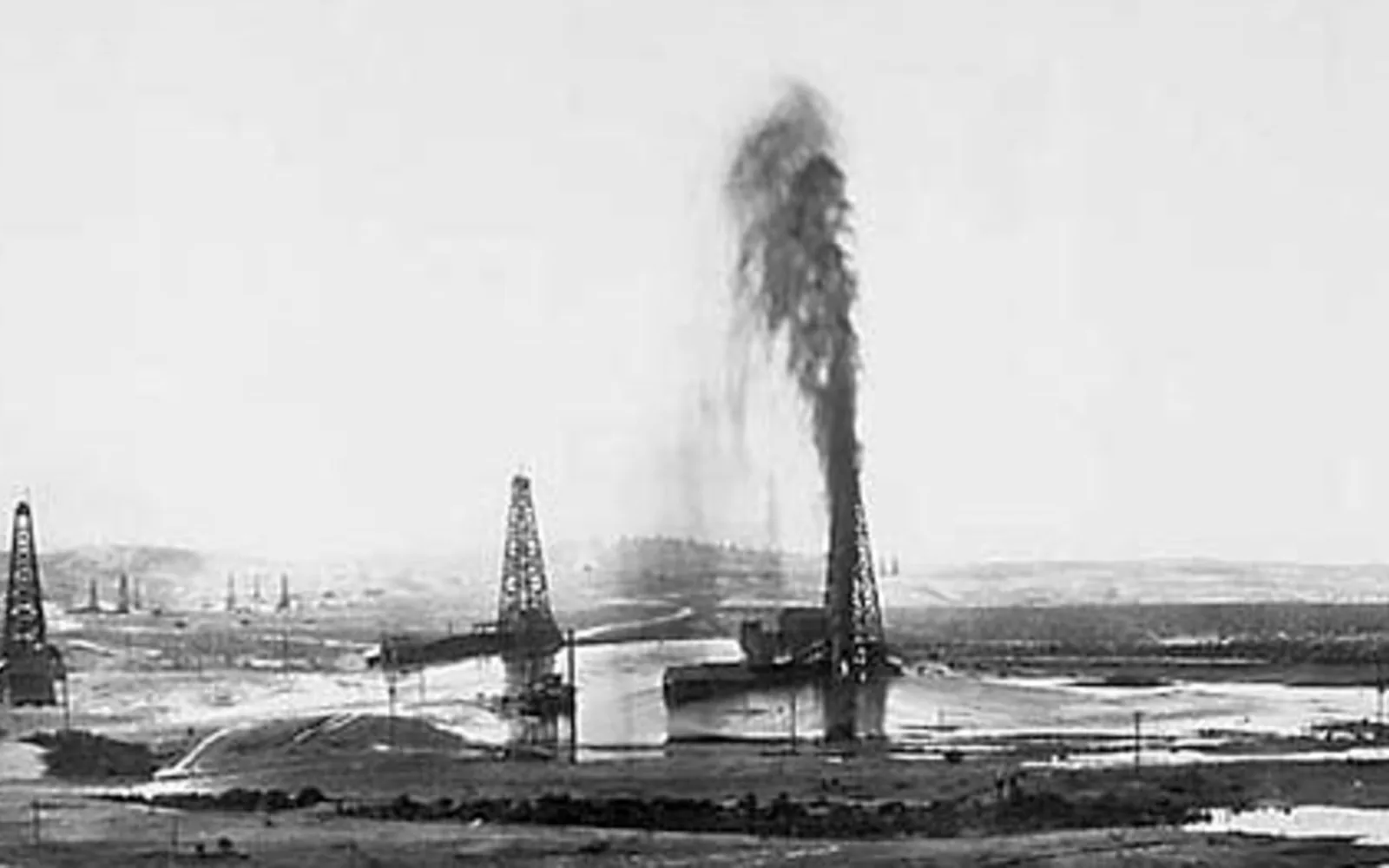 Historic photograph of the Lakeview No. 1 oil gusher from 1910, a major oil strike in California that produced approximately 90,000 barrels daily